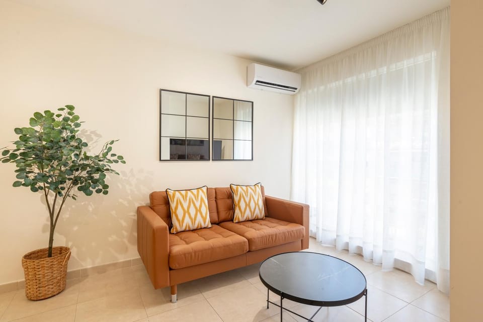 TV and multimedia, Living room, Seating area, air conditioner