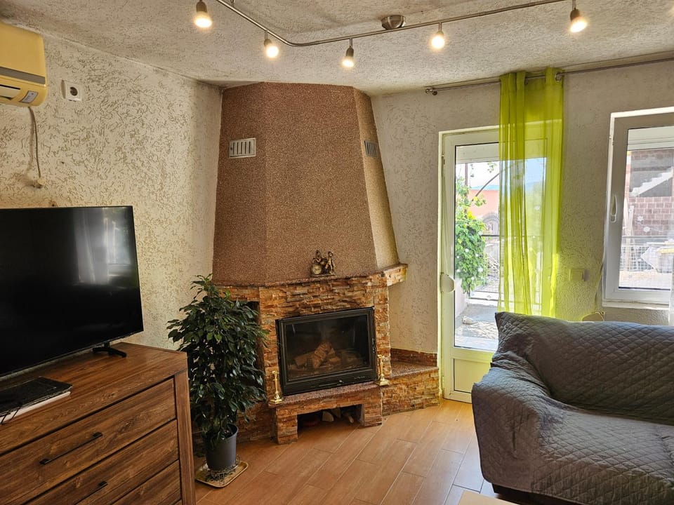 Seating area, fireplace