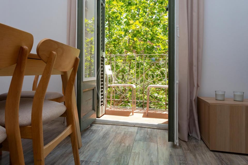 Day, Balcony/Terrace, Living room, Seating area, Dining area