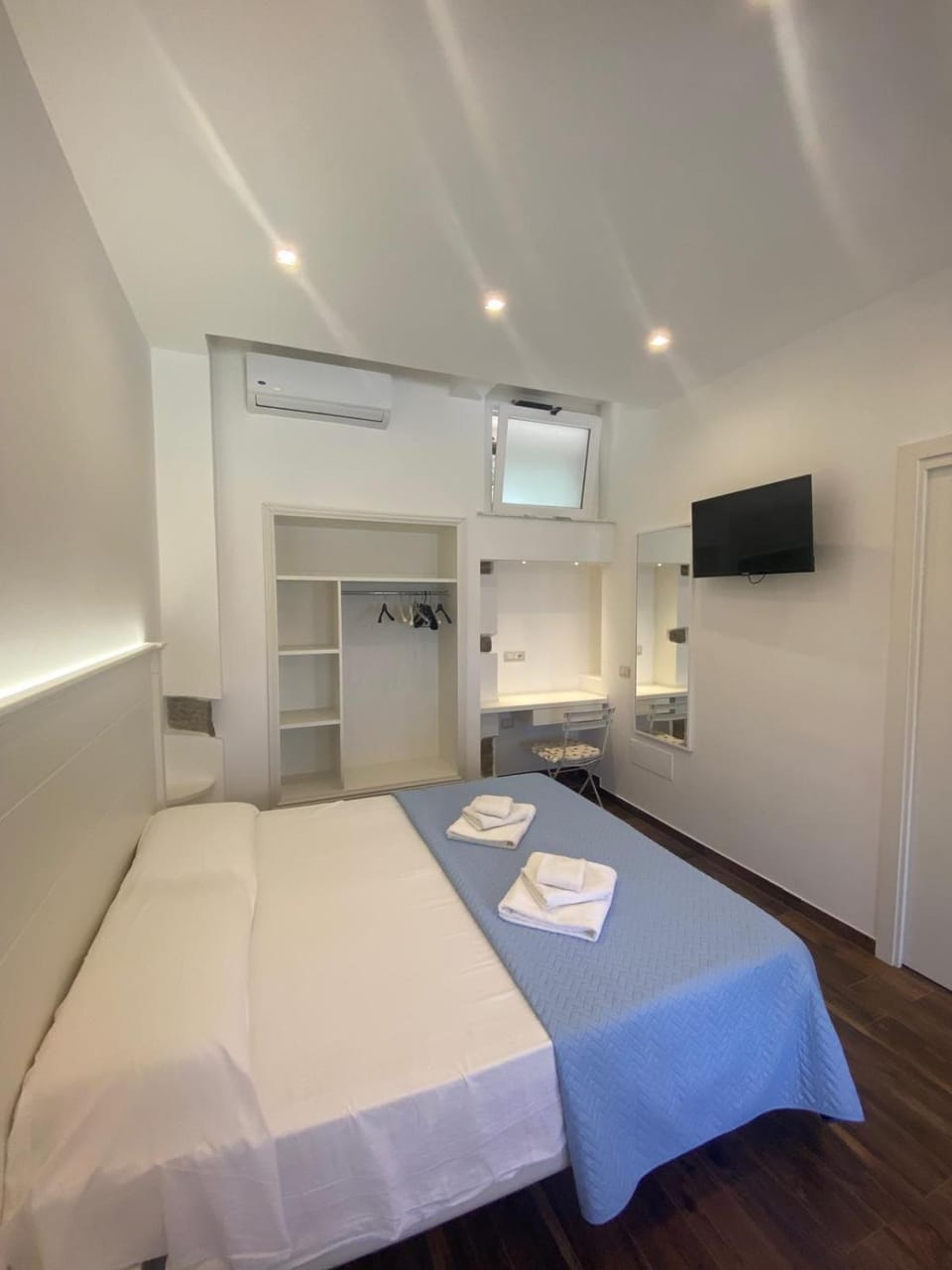 Photo of the whole room, air conditioner