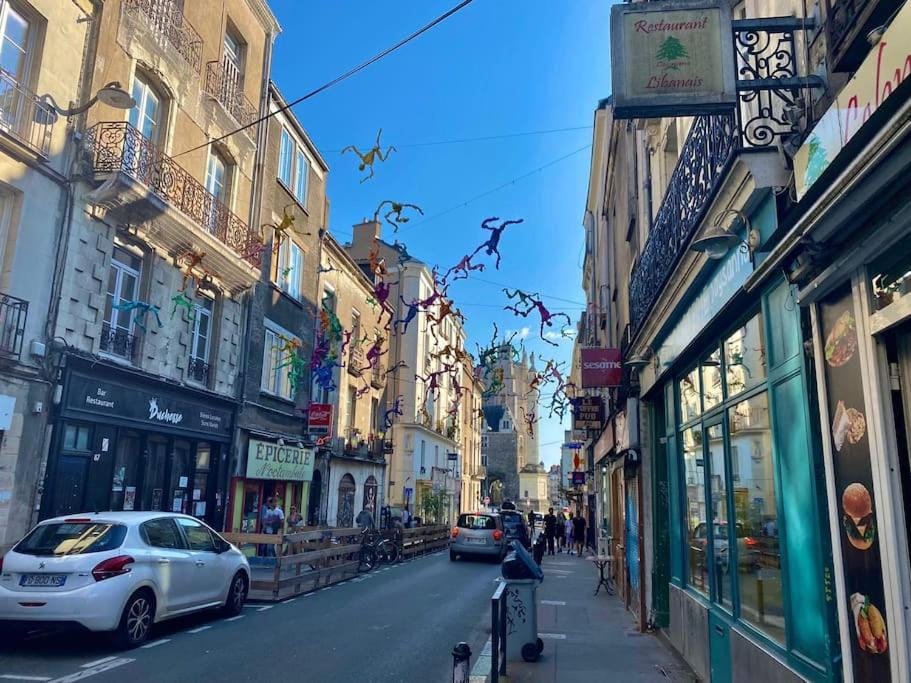 Neighbourhood, City view, Street view, Location, Parking