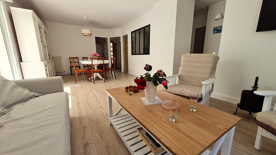 TV and multimedia, Living room, Decorative detail, Seating area, Dining area, furniture