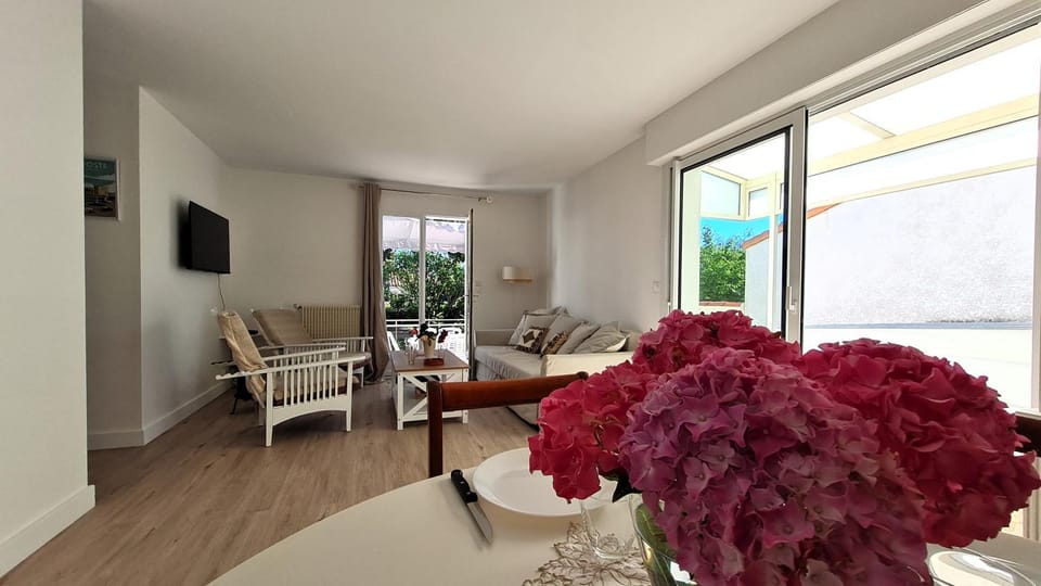 TV and multimedia, Living room, Decorative detail, Seating area, Dining area, furniture
