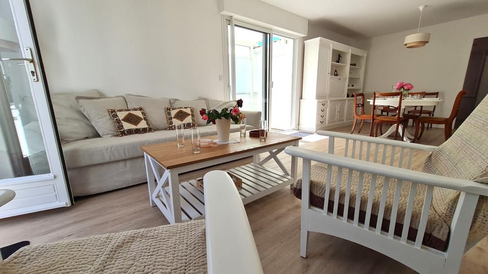 Living room, Decorative detail, Seating area, Dining area, furniture
