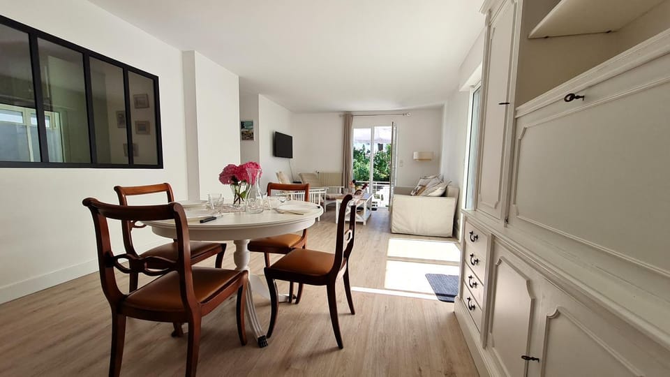 Living room, Decorative detail, Seating area, Dining area, furniture