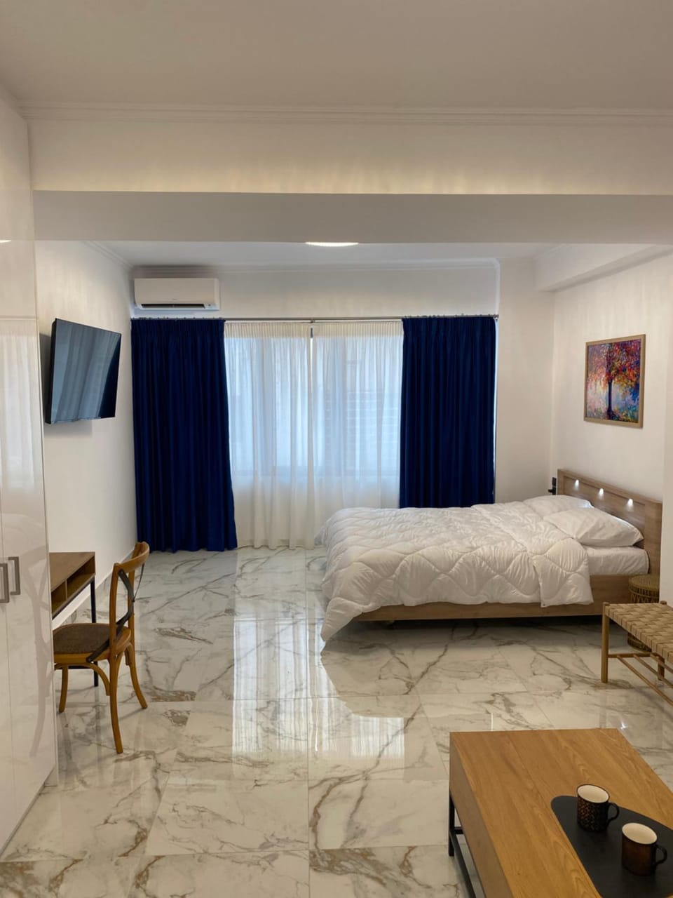 Bed, TV and multimedia, Living room, Photo of the whole room, air conditioner