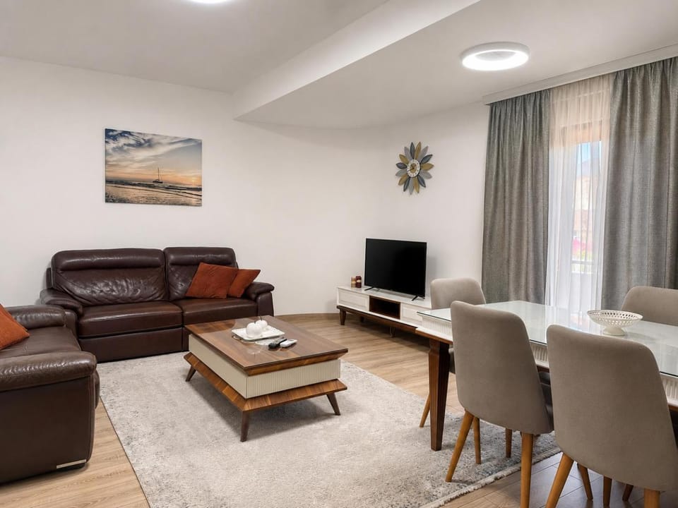 TV and multimedia, Living room, Seating area, Dining area, Evening entertainment