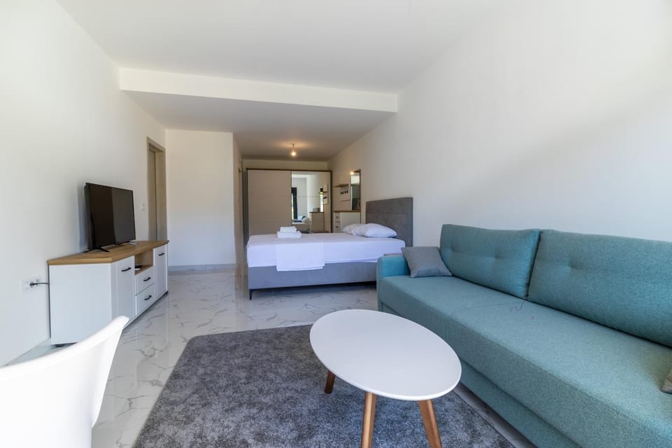 TV and multimedia, Living room, Photo of the whole room, Seating area, Evening entertainment, Bedroom