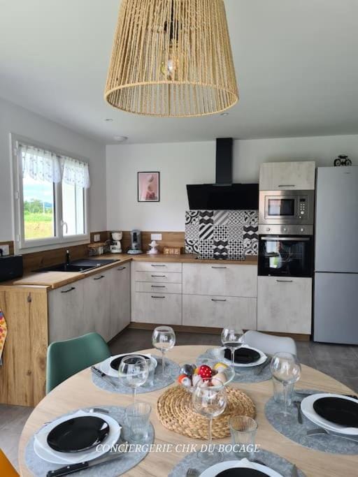 Kitchen or kitchenette, dishwasher, oven, toaster