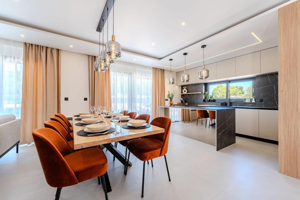 Kitchen or kitchenette, Dining area
