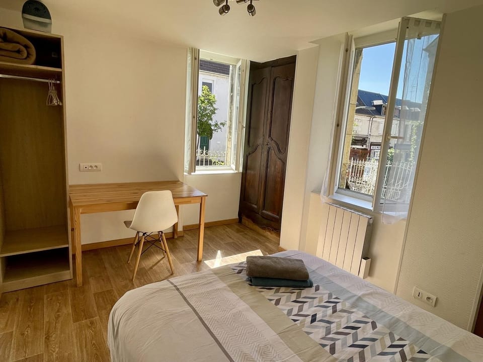 Photo of the whole room, Bedroom
