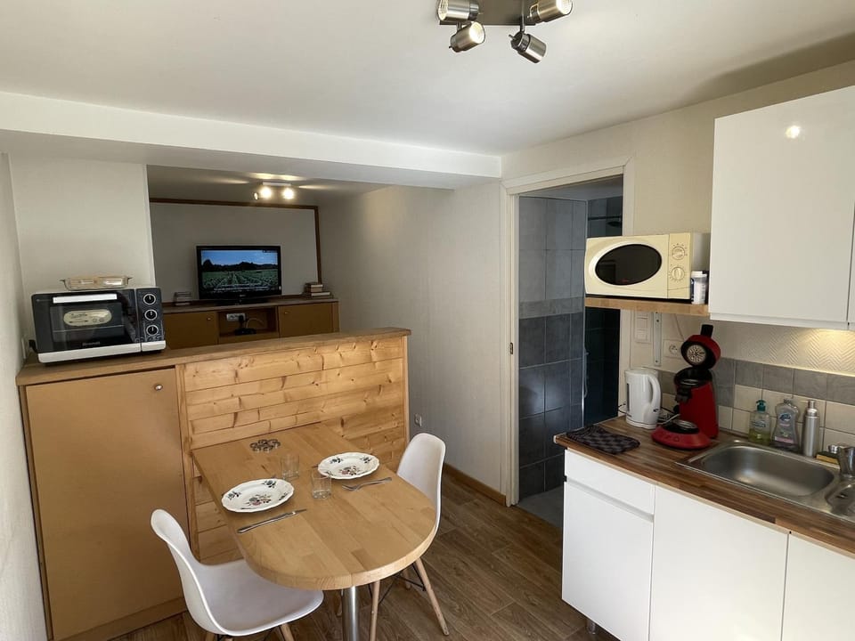 Kitchen or kitchenette, Dining area