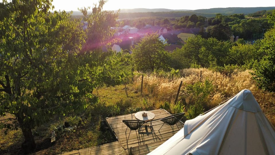 LesniGlamp - romantika v přírodě s výhledem na vinice a lesy Bed and Breakfast in South Moravian Region