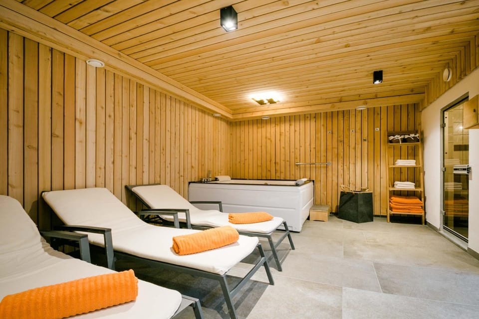 Hot Tub, Sauna, Steam room, Spa and wellness centre/facilities
