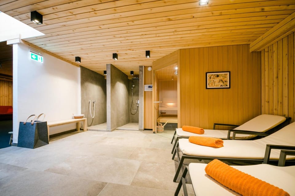 Hot Tub, Sauna, Steam room, Spa and wellness centre/facilities