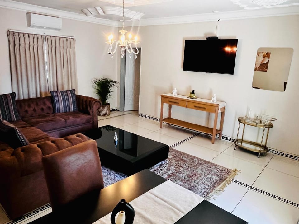 Communal lounge/ TV room, Living room, Seating area