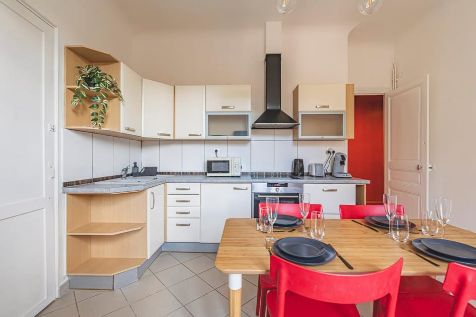 Kitchen or kitchenette, Dining area, oven, stove, toaster
