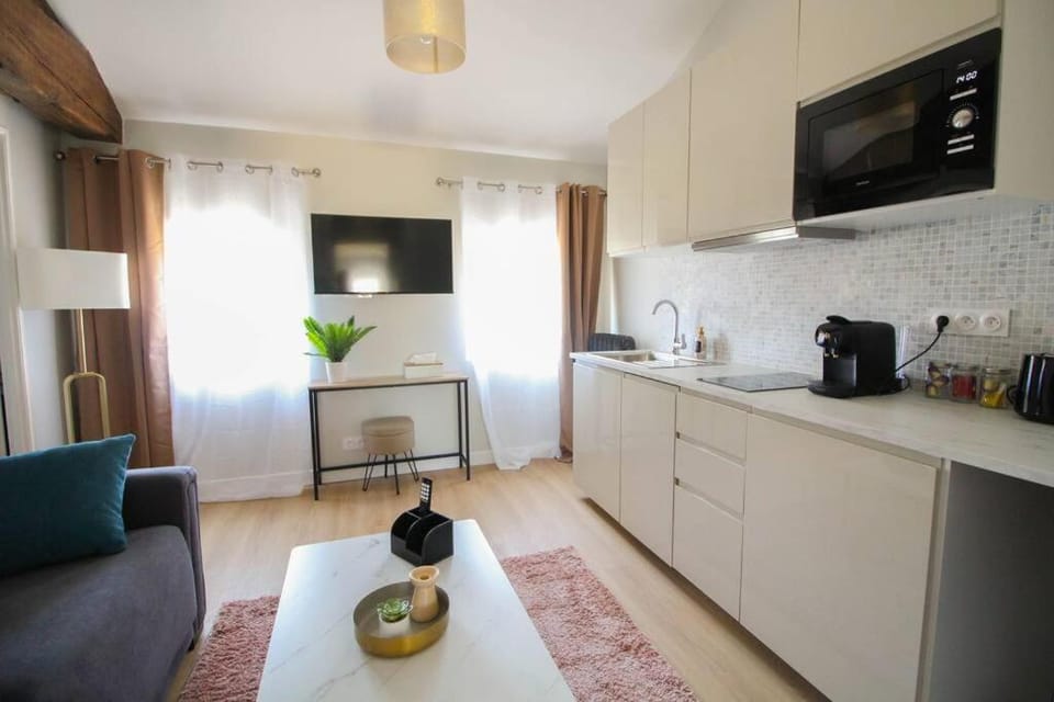TV and multimedia, Coffee/tea facilities, Kitchen or kitchenette, Living room, Seating area, Dining area, minibar, oven, stove