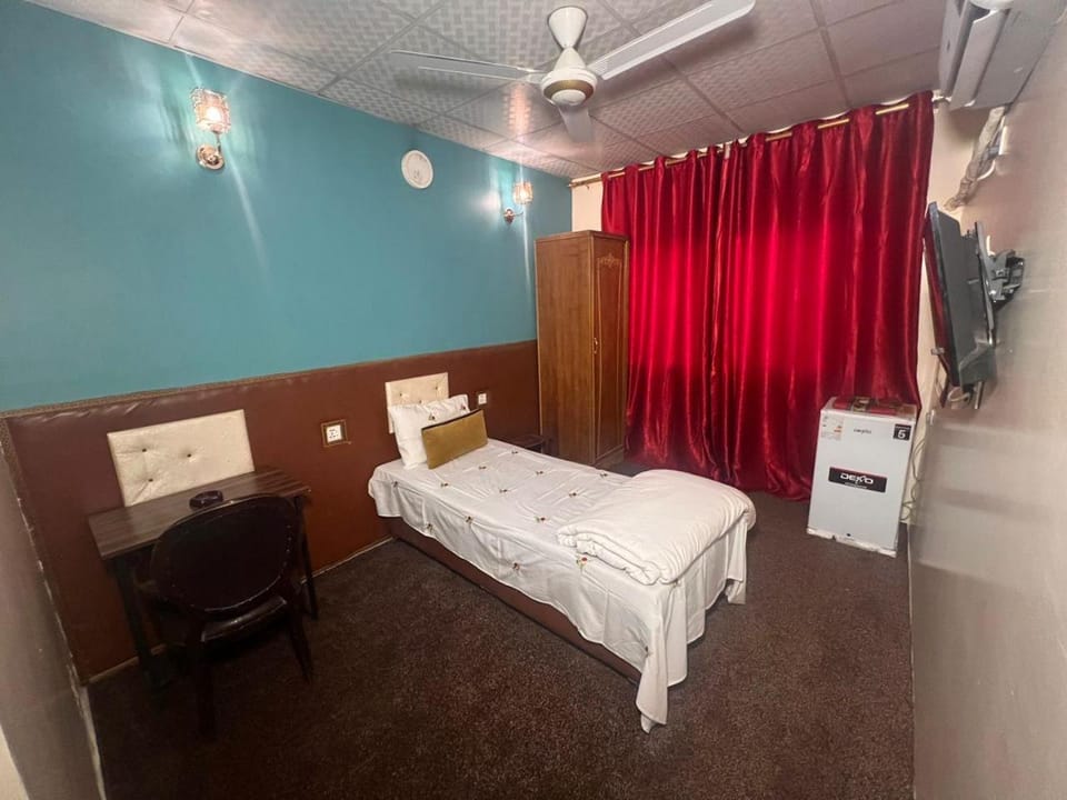 Bed, Massage, TV and multimedia, Photo of the whole room, Bedroom, fireplace, air conditioner