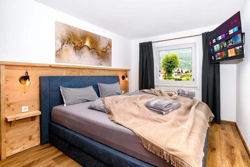 Bed, TV and multimedia, Bedroom