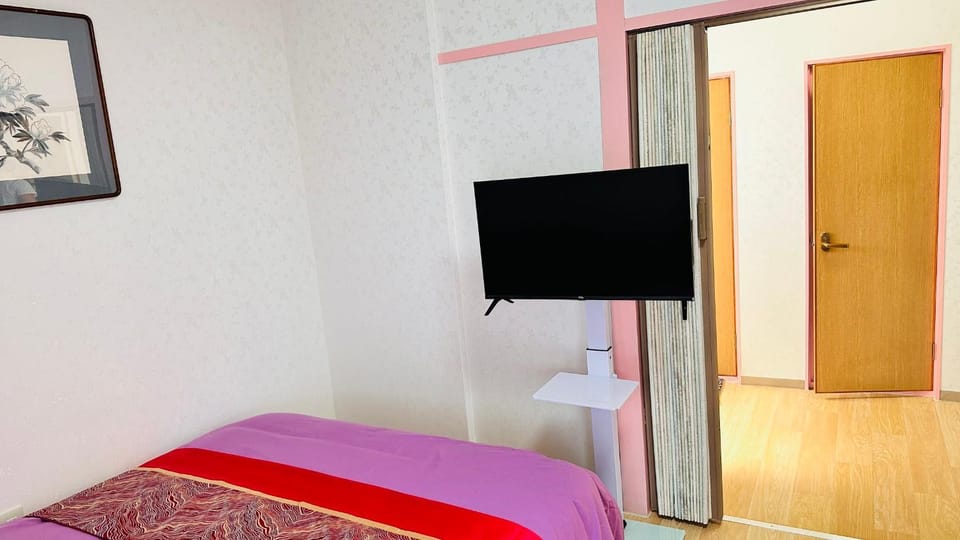 Bed, TV and multimedia, Photo of the whole room, Bedroom