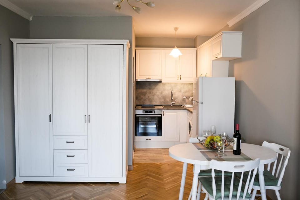 Kitchen or kitchenette, Dining area, oven, stove