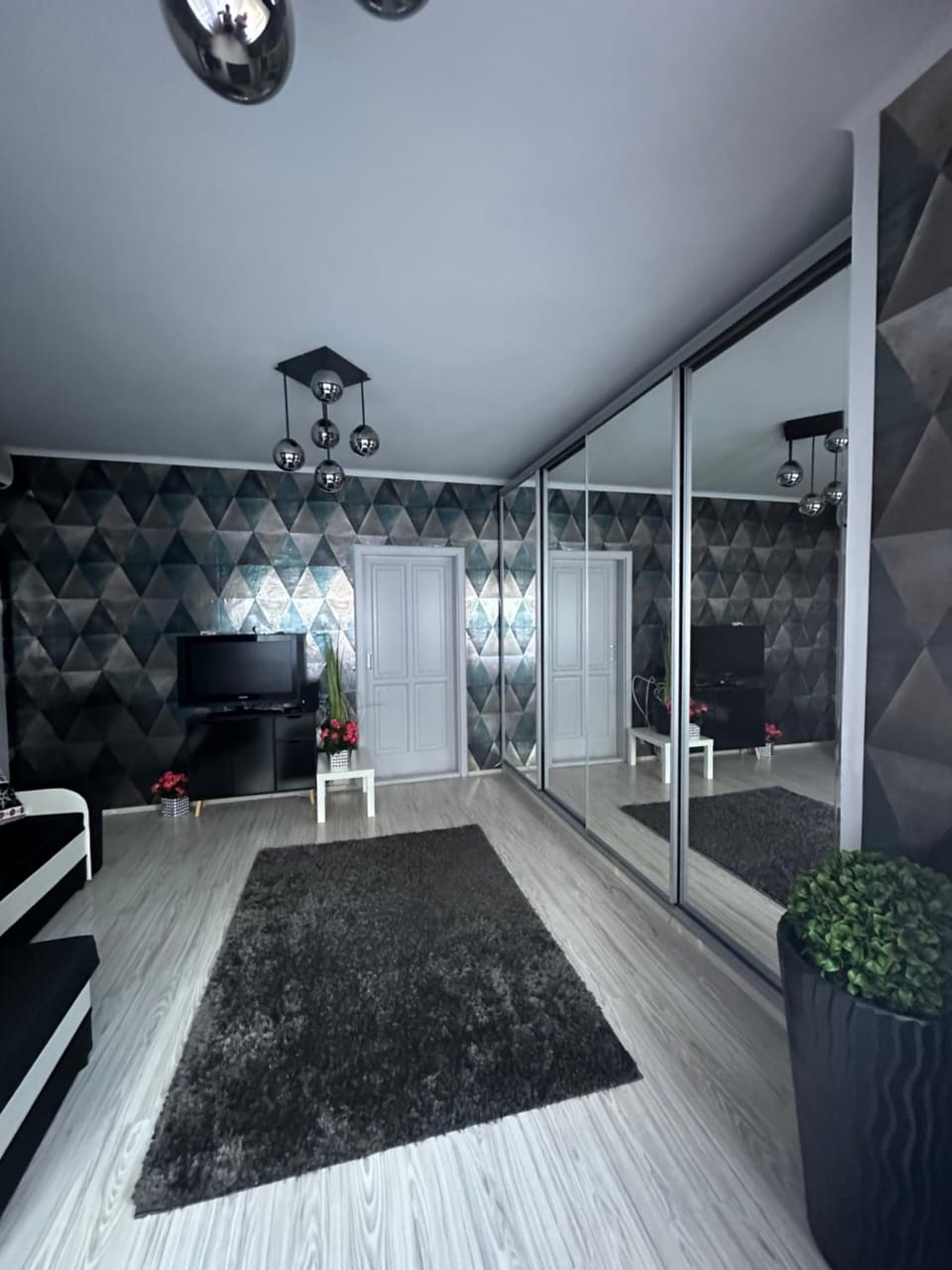 Bed, TV and multimedia, Living room, Photo of the whole room, Seating area