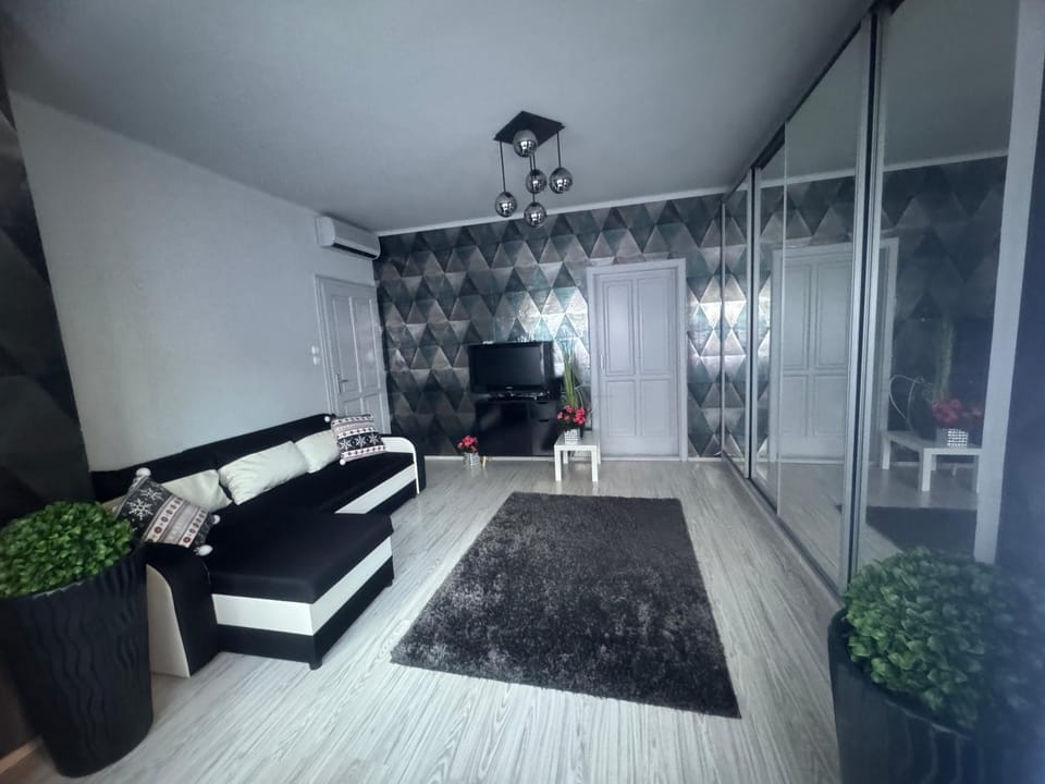 Bed, TV and multimedia, Living room, Photo of the whole room, Seating area, wardrobe