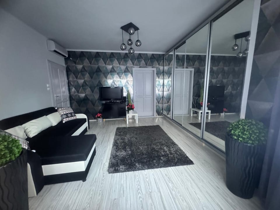 Bed, TV and multimedia, Living room, Photo of the whole room, Seating area, wardrobe