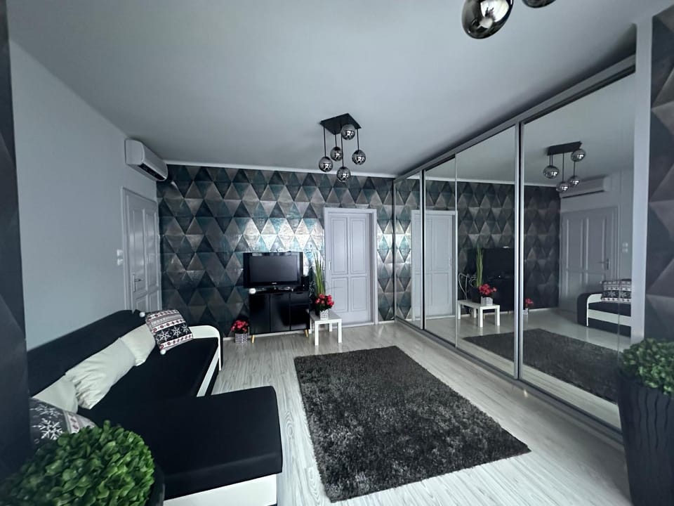 Bed, TV and multimedia, Living room, Photo of the whole room, Seating area