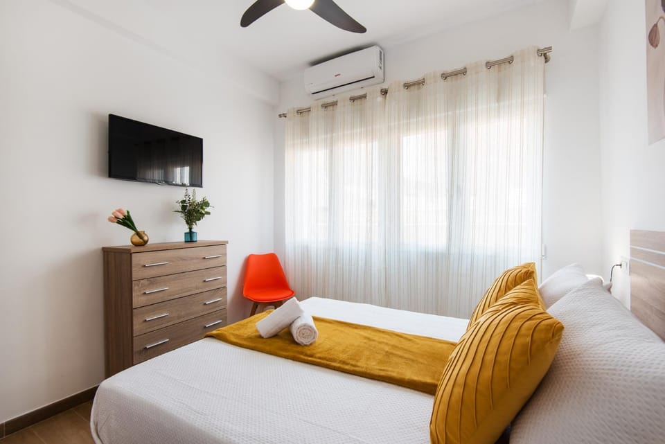 Bed, TV and multimedia, Photo of the whole room, Bedroom, towels, air conditioner