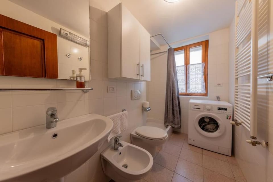 Toilet, Bathroom, towels, washing machine