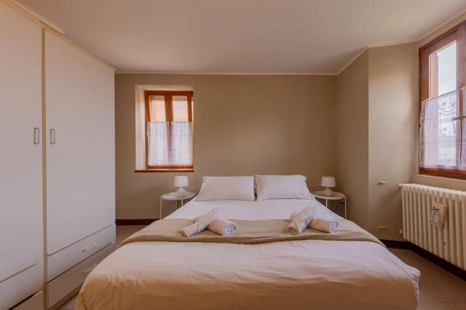 Bed, Bedroom, towels, wardrobe