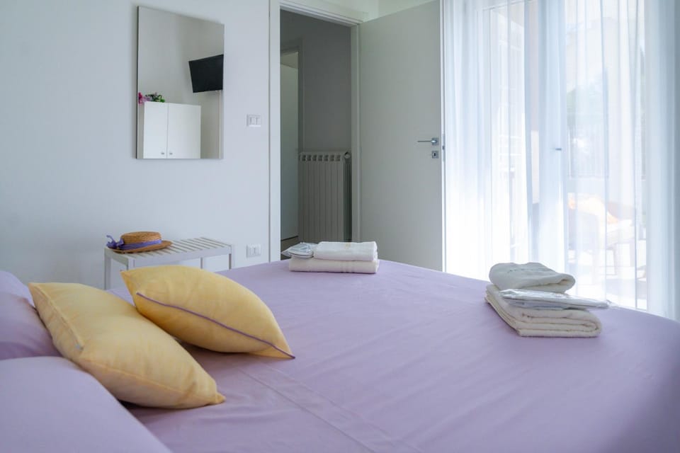 Bedroom, towels