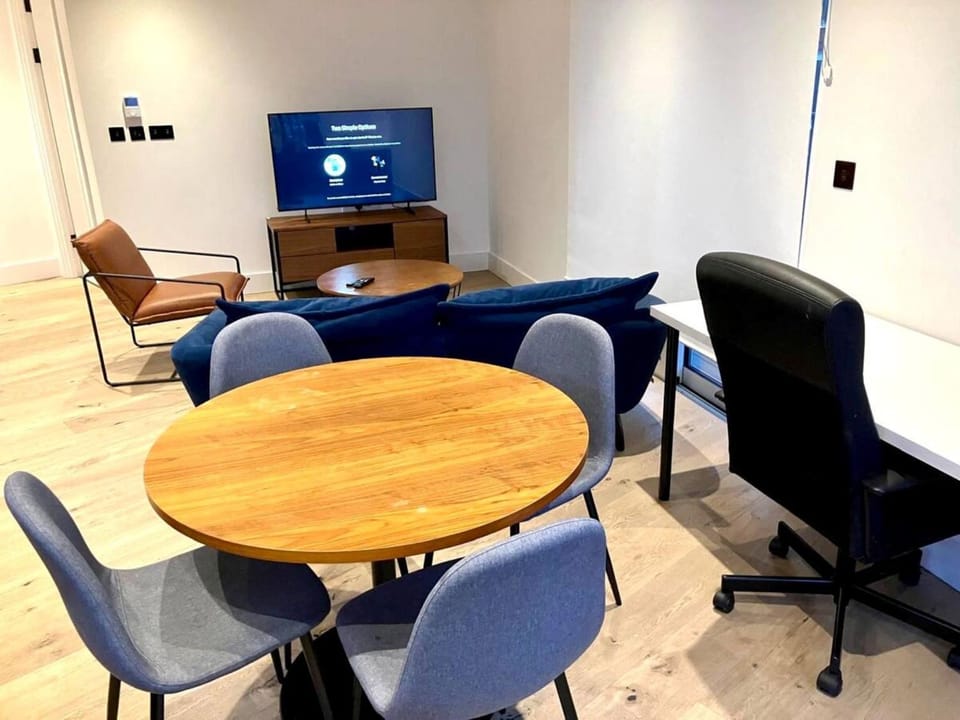 Communal lounge/ TV room, TV and multimedia, Living room, Seating area, Dining area