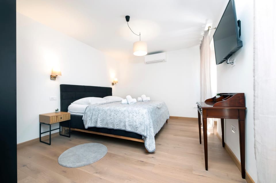 Bed, TV and multimedia, Bedroom