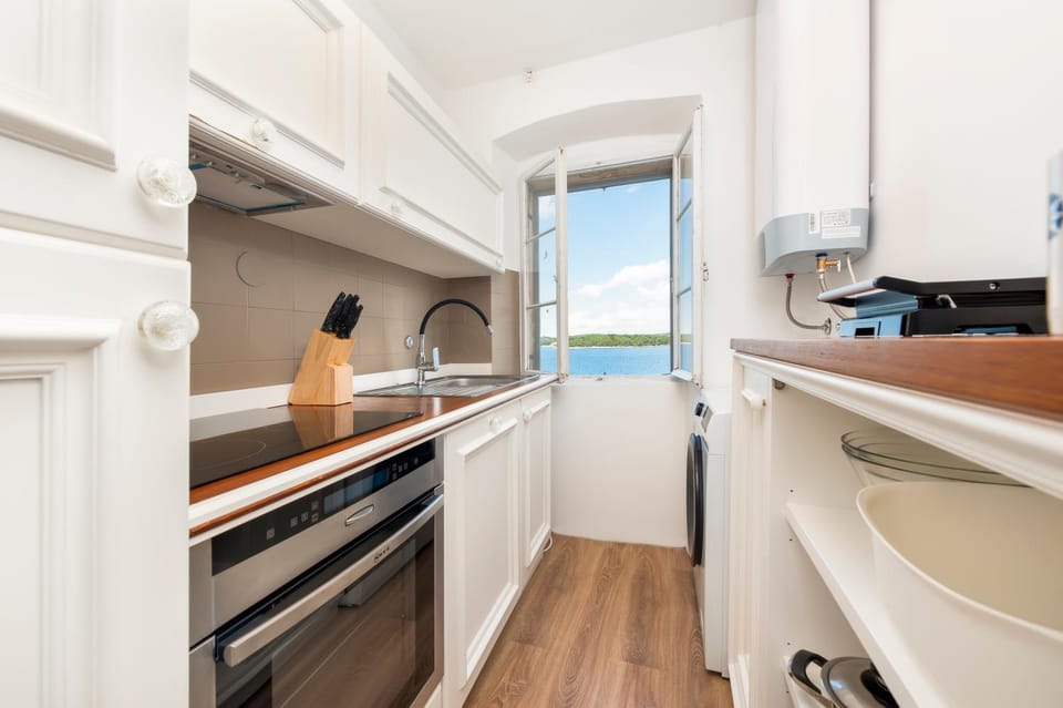 Kitchen or kitchenette, Sea view, oven