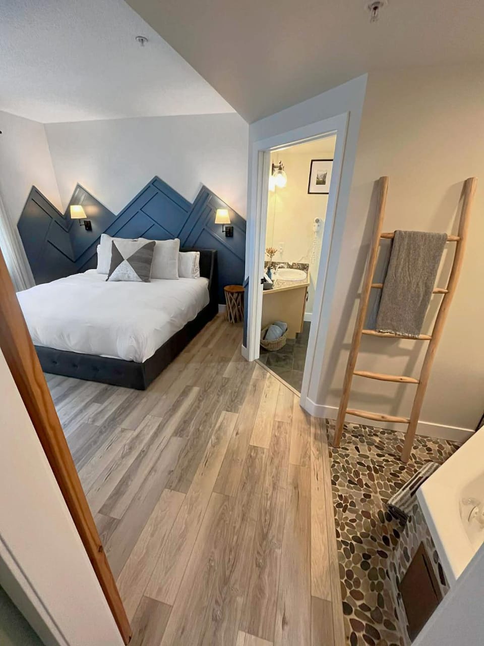 Three Peaks Getaway 2 bedrooms & 2 bath-sleeps 6 Apartment in Canmore