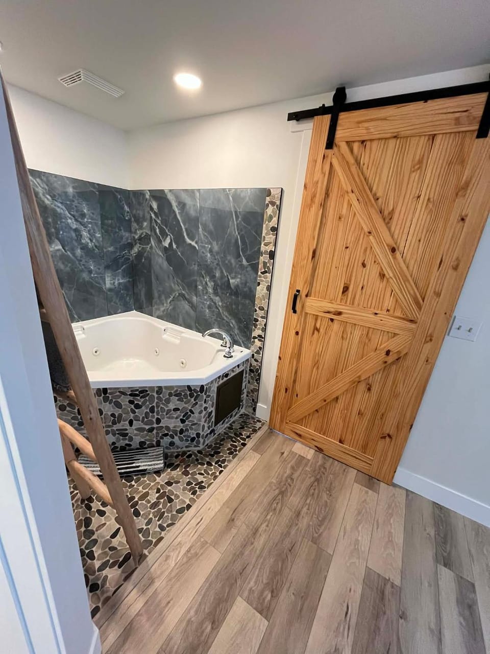 Three Peaks Getaway 2 bedrooms & 2 bath-sleeps 6 Apartment in Canmore