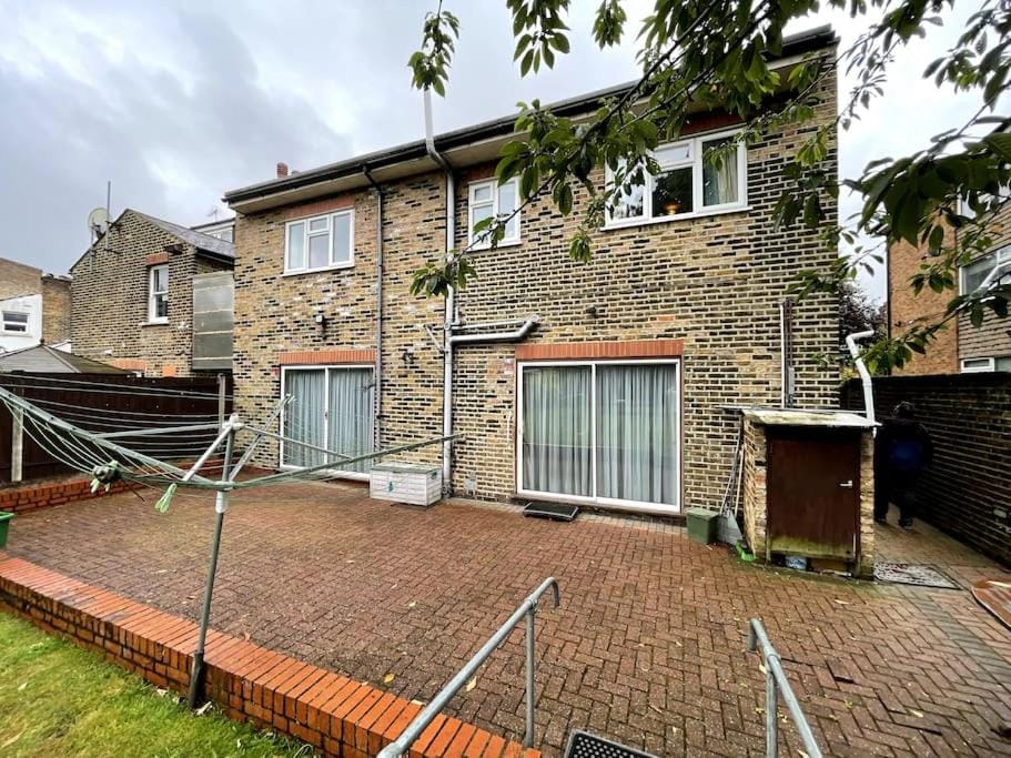 Luxurious 5 bed 4 bath in Ealing House in London Borough of Ealing