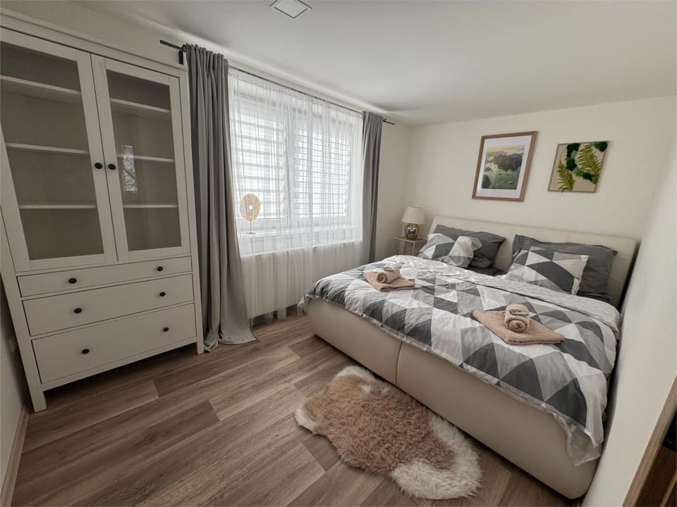 Bed, Bedroom, towels, wardrobe