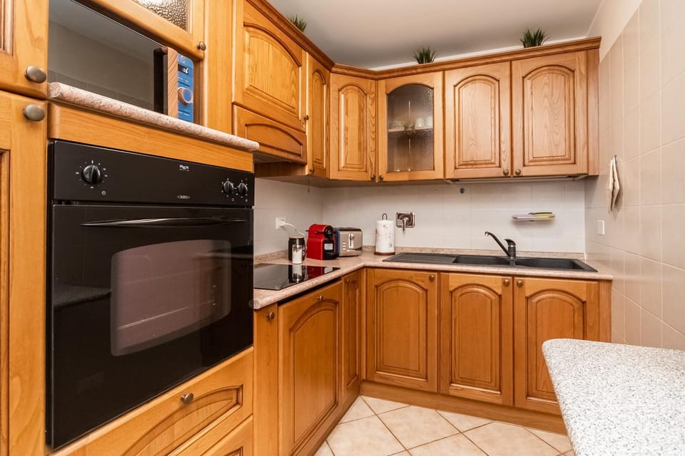 Coffee/tea facilities, Kitchen or kitchenette, dishwasher, oven, stove, toaster