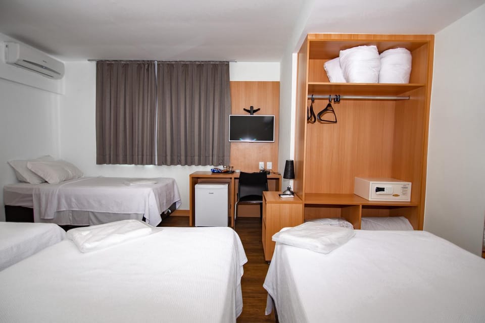 Bed, TV and multimedia, Photo of the whole room, Bedroom, air conditioner