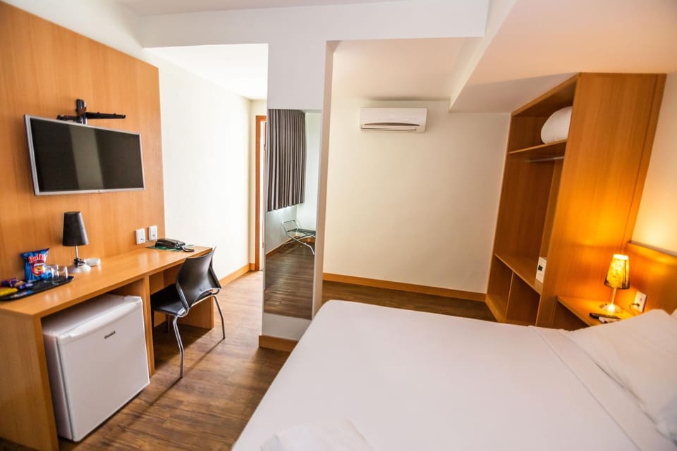 Bed, TV and multimedia, Photo of the whole room, Bedroom, minibar, wardrobe, air conditioner