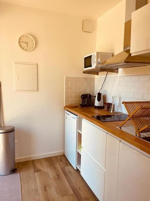 Coffee/tea facilities, Kitchen or kitchenette, stove, toaster