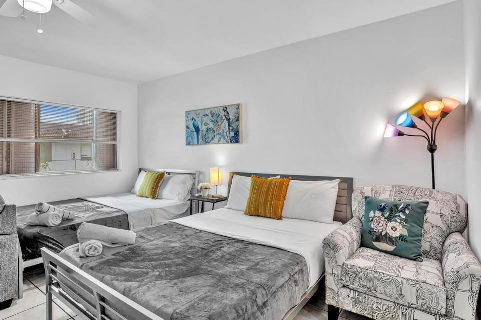 Studio Retreat With 2 Queen Beds Hollywood Blvd Apartment in Hollywood