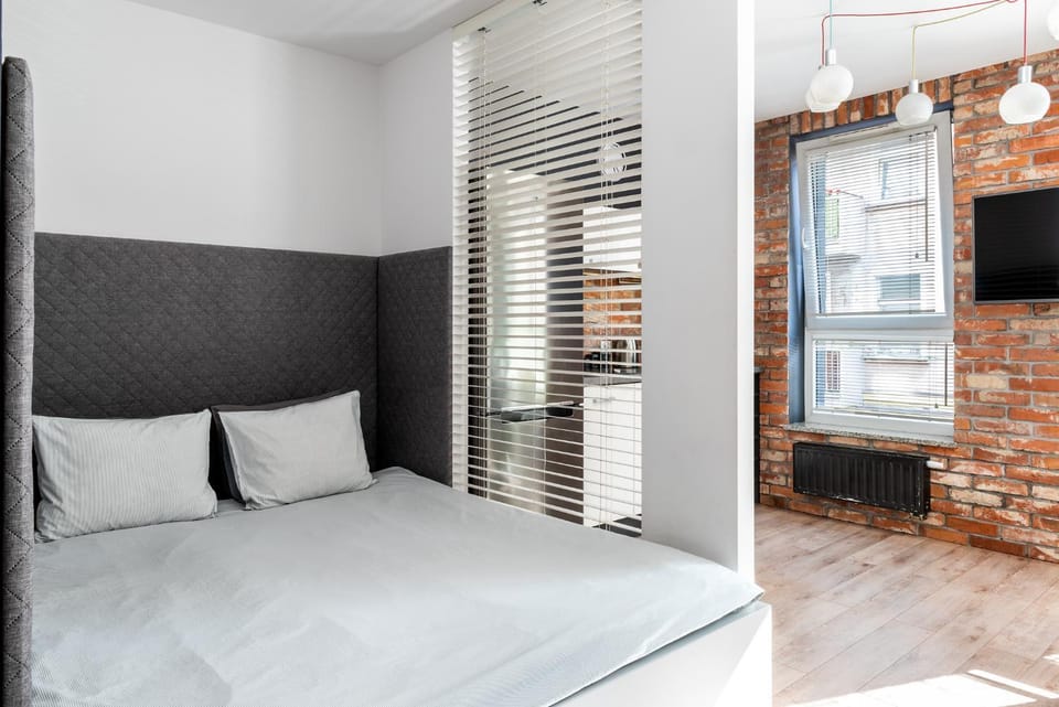 Bed, TV and multimedia, Bedroom