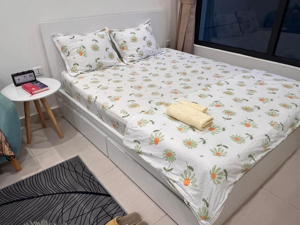 Bed, Photo of the whole room, Bedroom, towels