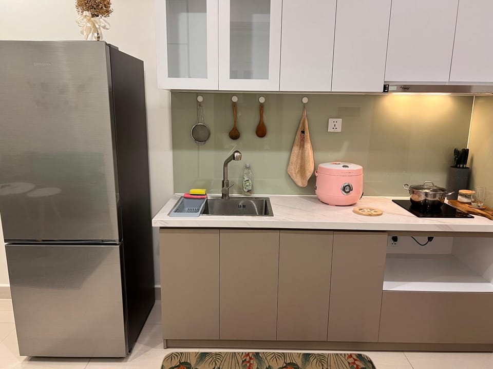 Kitchen or kitchenette, minibar, oven, stove