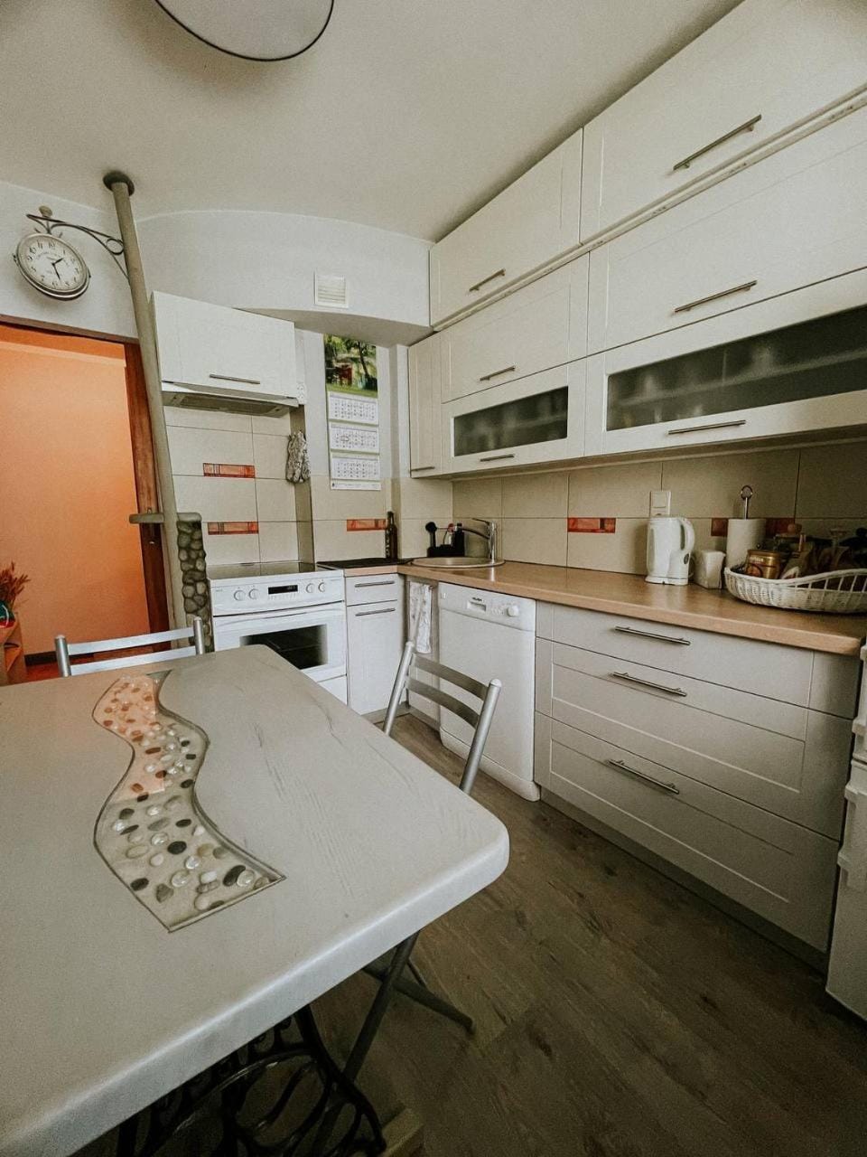 Kitchen or kitchenette, Dining area, dishwasher, stove
